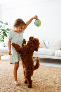 petite fille qui joue avec son chien